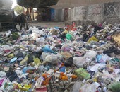 تكدس أكوام القمامة أمام أسوار المدارس والمستشفيات بطنطا