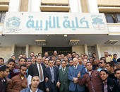 طلاب "تربية الأزهر" يهتفون خلف رئيس الجامعة: "تحيا مصر "