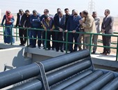 محافظ السويس يتابع مشروعات الصرف الصحى وكوبرى المشاة بقرية جنيفة