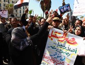 مواطنون يتظاهرون بمحيط القائد إبراهيم دعماً للمؤتمر الاقتصادى