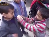 تداول فيديو لطفل سورى يقاسم أصدقاءه "قطعة خبز" بمخيم اليرموك