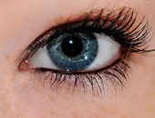 علماء يتوصلون لتقنية جديدة بالليزر تحول العين البنية لزرقاء