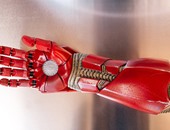 بالفيديو..طابعة ثلاثية الأبعاد تنجح فى صناعة يد Iron Man لطفل بترت يده