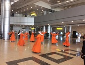 بالفيديو والصور.. مطار القاهرة يستقبل العائدين من مؤتمر شرم بـ"التنورة"