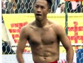 بالفيديو.. لاعب صينى يستعرض عضلاته على طريقة "بالوتيلى"