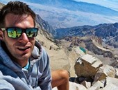 بالصور والفيديو.. أمريكى يعبر بدراجته منحدرات جبلية خطرة