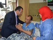 رئيس جامعة المنصورة يزور رئيس قسم الفلسفة فى المستشفى بعد إصابته بطعنات