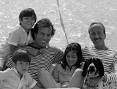 10 صور نادرة للفنان خوليو إجلاسيوس تستحق المشاهدة.. النجم الإسبانى مع عائلته.. واستقباله لـ"لو رولز" بالقبلات.. وبصحبة زوجته بحفل زفاف ابنة رئيس الوزراء فى مدريد