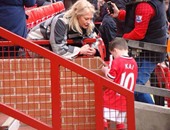 "امرأة" تطلب توقيع نجل "رونى" بملعب أولد ترافورد