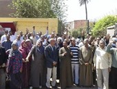 وقفة احتجاجية للمؤقتين بـ"عقد المحافظ" فى المنيا للمطالبة بالتثبيت