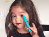 بالصور والفيديو.. طفلة عمرها 4 سنوات تعمل "نيولوك" لنفسها بالمكياج
