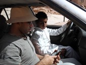 "فيصل" أصغر سائق تاكسى فى مصر.. من المدرسة للتاكسى والعكس