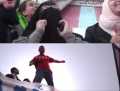 بالفيديو ..على طريقة روميو وجوليت شاب يحتفل بوالدته على مركب بالنيل