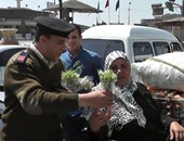 بمناسبة عيد الأم.. مديرية أمن القليوبية توزع الورود على الأمهات بالشوارع
