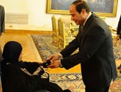 حكاية وسام "الكمال" الذى أهداه الرئيس السيسى للأمهات المثاليات