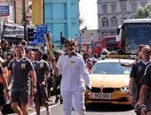 إعادة تداول صورة إميتاب باتشان يحمل الشعلة الأوليمبية على الإنترنت