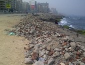 بالصور.. إزالة تعديات على شاطئ كليوباترا بالإسكندرية