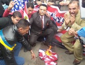 تكتل القوى الوطنية يحرق العلم الأمريكى للمطالبة بإقالة محافظ الإسكندرية