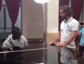 بالفيديو.. بالوتيلى "عازف البيانو" يُطرب قائده "بيرلو"