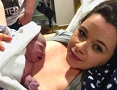 بالصور.. امرأة تقرر نشر فيديوهات لعملية الولادة على "يوتيوب"