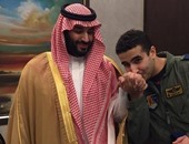 شقيق وزير الدفاع السعودى يقبل يد أخيه قبل ضرب الحوثيين