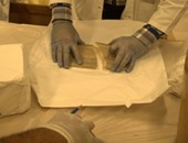 كارثة بالصور.. كسر 4 قطع أثرية بينها كرسى "توت عنخ أمون" أثناء نقلها للمتحف الكبير.. مصادر لليوم السابع: عملية النقل والتغليف تمت بأسلوب غير دقيق