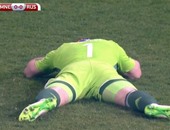 بالفيديو.. الألعاب النارية تصيب رأس حارس روسيا أمام مونتينيجرو