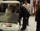 بالصور..سفير الرياض يقود سيارة جولف مع "الفيصل"..ومحلب وأبو النجا يصافحانهما