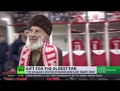 بالفيديو.. "سبارتاك" يعوض مشجعاً عمره "102" عام عن سرقة منزله