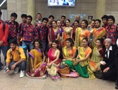 فرقة "بوليود" الهندية تقدم فقرة راقصة لدى وصولها مطار القاهرة
