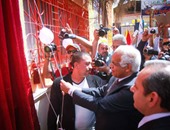 الطلاب يستقبلون محافظ القاهرة  فى افتتاح مدارس المكفوفين بـ”تسلم الأيادى”