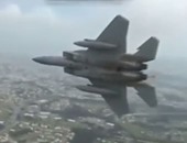 تداول فيديو لطيار يستعرض بمقاتلة "إف 15" فوق أسلحة الحوثيين