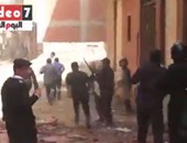 بالفيديو..أهالى بدار السلام يرشقون الأمن بالحجارة أثناء إزالة عقارات