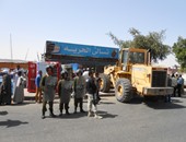 بالصور.. محافظ أسوان يترأس حملة لإزالة التعديات المخالفة على النيل