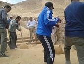 بالصور.. متطوعون أثريون يزيلون 70 طنا من الرمال فوق سلم فرعونى بأسوان
