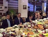 نشطاء يسخرون من اجتماع للمعارضة السورية أمام وليمة فخمة لحل أزمة اللاجئين