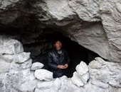 بالصور.. رجل صينى يعيش فى كهف لمدة 6 أشهر ليوفر المال لعائلته
