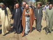 بالصور..وزير الزراعة الجديد يرتدى "الجلباب" وسط أقاربه بعد توليه الوزارة