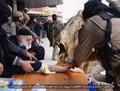 "ديلى ميل" تنشر صورا لقطع أيدى بـ"ساطور" نفذها تنظيم "داعش" بالعراق
