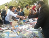 بالصور.. إقبال كثيف لطلاب جامعة حلوان على معرض الكتب بكلية صيدلة