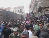 بالصور.. جنازة الشرطى شهيد المحلة الثالث تتحول لمظاهرة ضد الإخوان