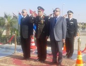 محافظ السويس وقائد الجيش الثالث يضعان أكاليل الزهور على النصب التذكارى