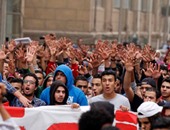 طلاب "وايت نايتس" يشعلون الشماريخ خلال تظاهرهم داخل جامعة القاهرة