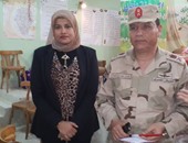بالصور.. قائد الجيش الثانى الميدانى يكرم 70 مسنة بالإسماعيلية