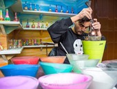 بالصور.. شاب تونسى بالصين يصنع زجاجات الرمل بأشكال طيور النورس