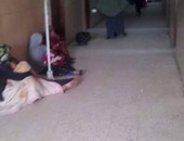صحافة المواطن: بالصور.. مرضى يتلقون العلاج بطرقات مستشفى ديروط فى أسيوط