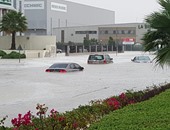 قارئ يشارك بفيديوهات ترصد هطول أمطار رعدية وغرق الشوارع فى دبى