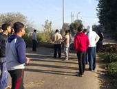أهالى قرية بالسنبلاوين يقطعون الطريق احتجاجاً على تغيب سيدة منذ 10 أيام 