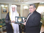 أمين عام رابطة العالم الإسلامى يلتقى رئيس مجلس الدولة بالقاهرة