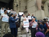 أعضاء نقابة الأطباء ينهون وقفتهم الاحتجاجية امام دار الحكمة 